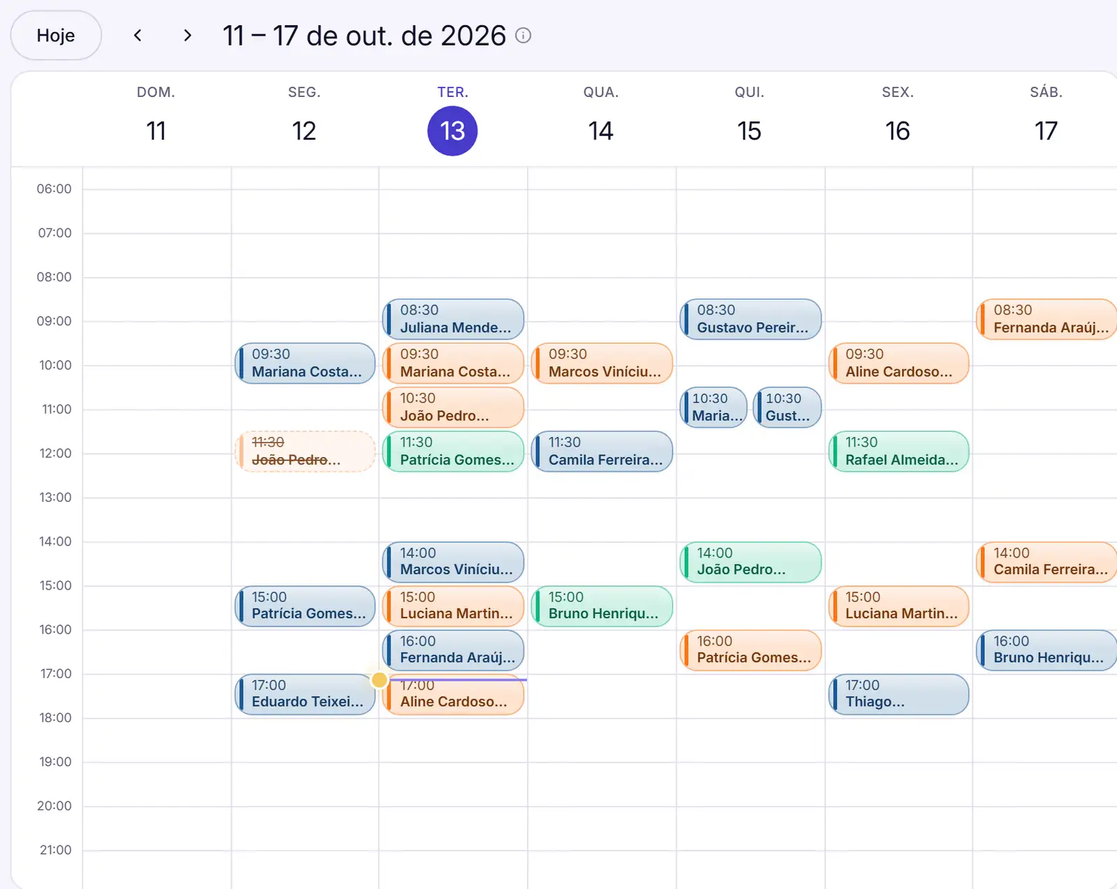 Visão Semana da agenda, com as consultas em azul, os retornos em laranja e os procedimentos em verde, e dois pacientes lado a lado no mesmo horário de quinta-feira.