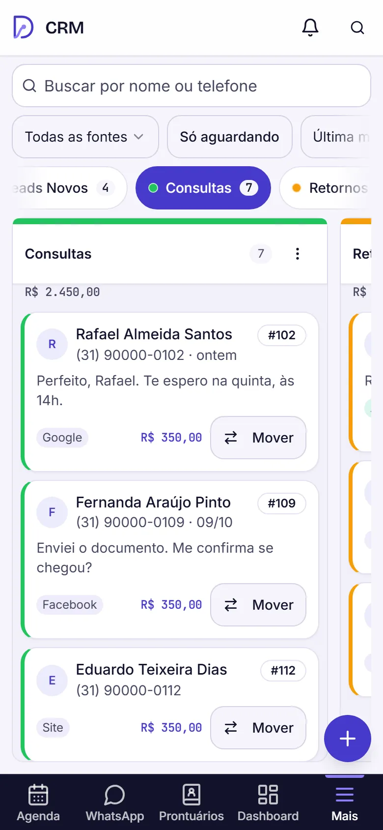 CRM no celular com a aba Consultas aberta, mostrando os cartões de três pacientes, cada um com o botão Mover.