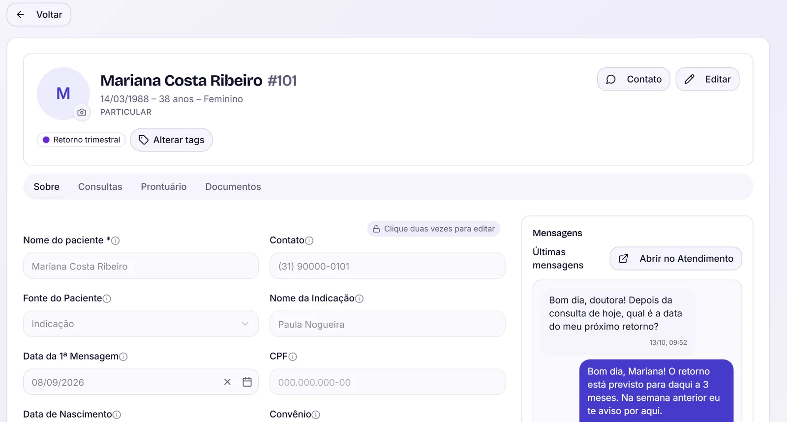 Ficha de uma paciente com a etiqueta Retorno trimestral, os campos Fonte do Paciente e Nome da Indicação e, ao lado, as últimas mensagens do WhatsApp.