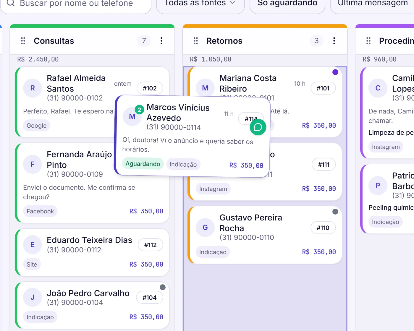 Cartão de um contato sendo arrastado de Leads Novos para a coluna Retornos, que fica destacada, entre os cartões de Consultas e de Retornos.
