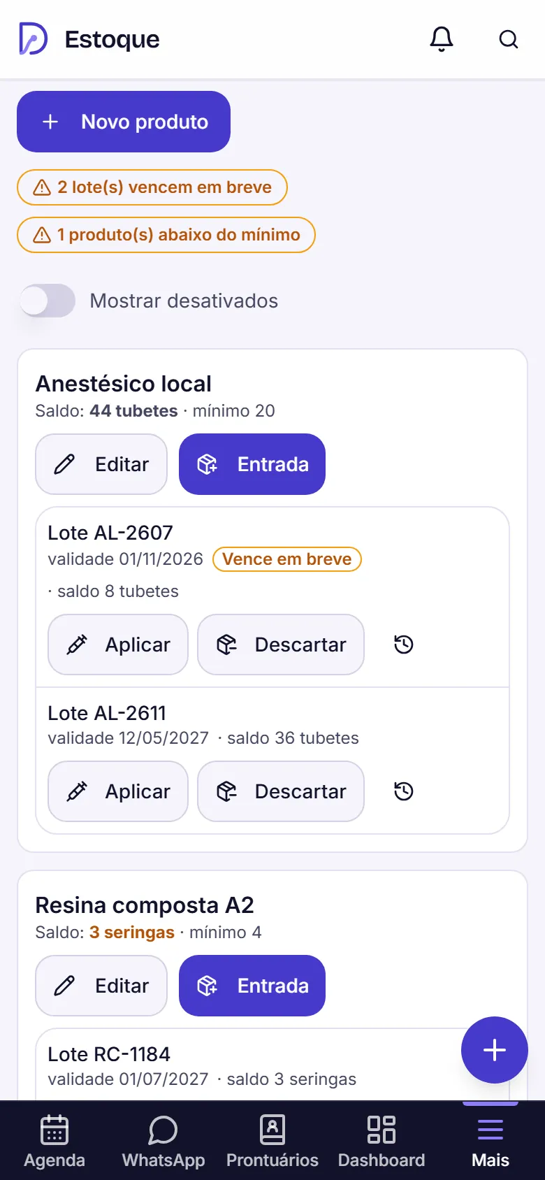 Estoque no celular, com os avisos de vencimento e de mínimo e o anestésico local com dois lotes, um deles marcado Vence em breve.