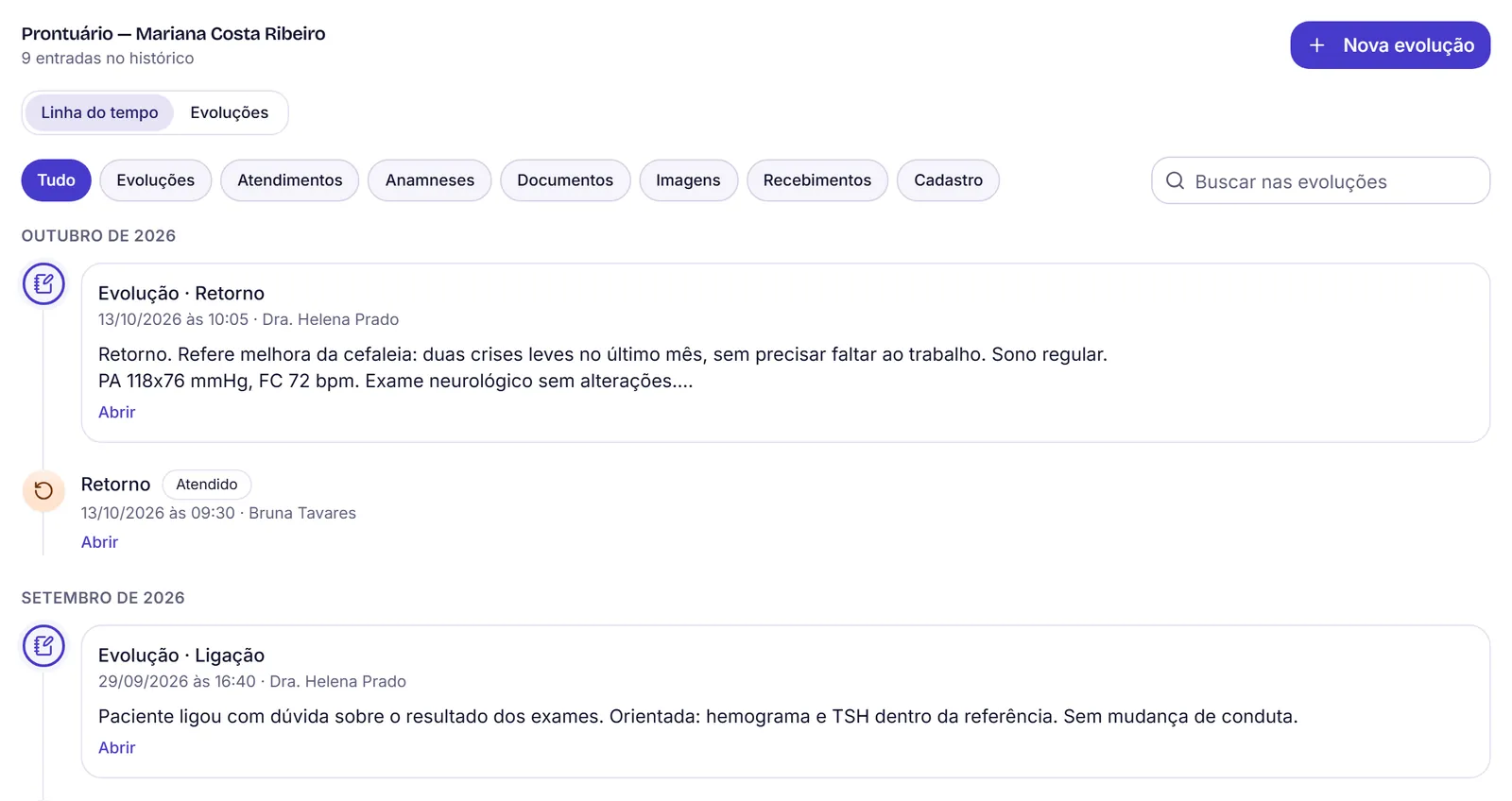 Linha do tempo do prontuário, com os filtros por tipo, o campo de busca e as evoluções e atendimentos agrupados por mês.