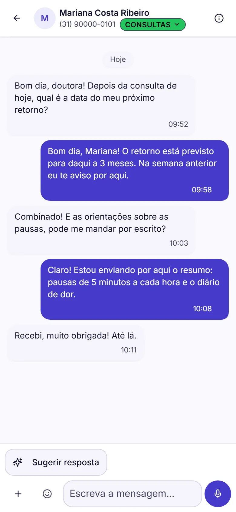Conversa aberta no celular, com as mensagens, a etapa do funil no topo e o campo para escrever.