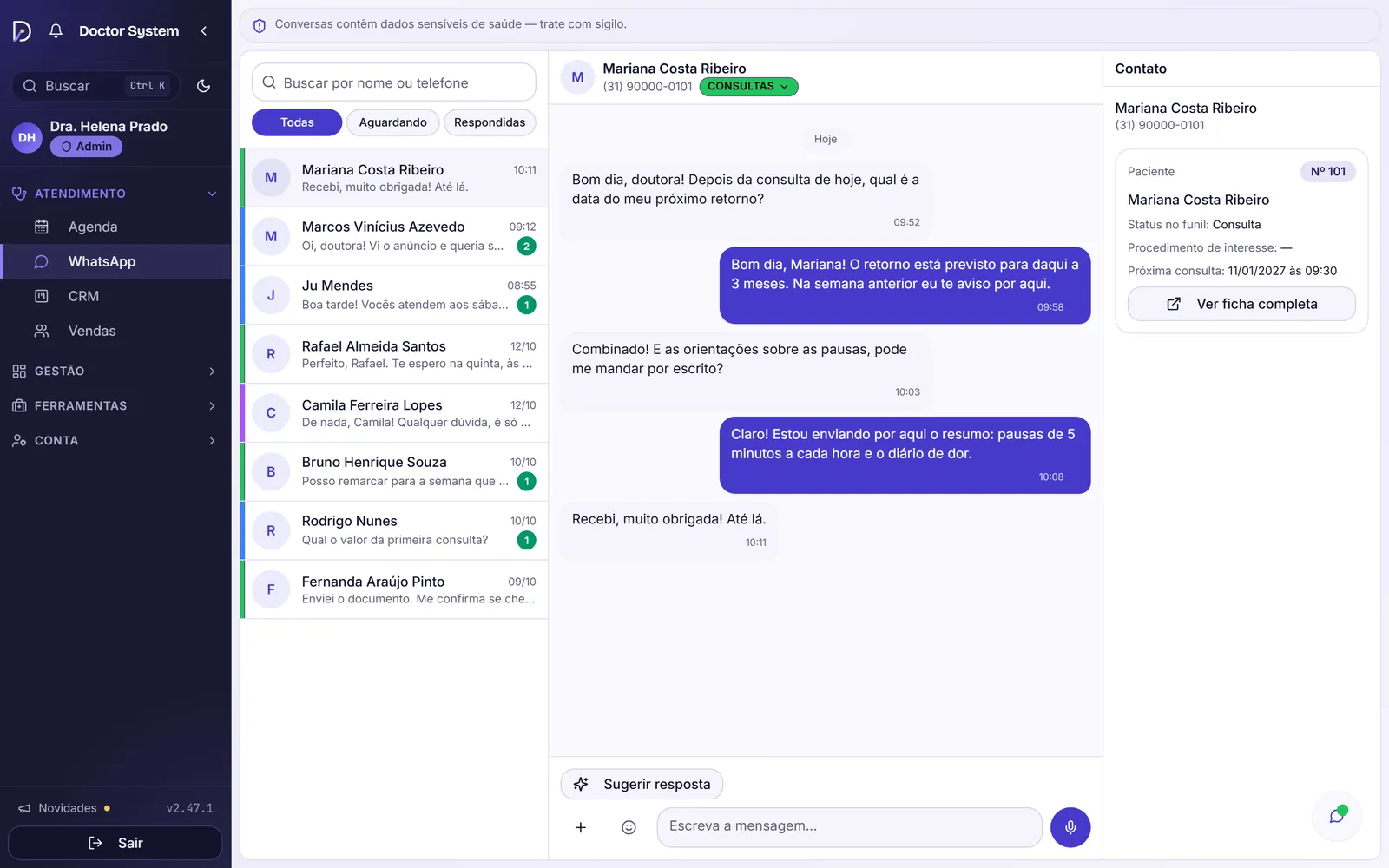 Tela de Atendimento do Doctor System: lista de conversas do WhatsApp, conversa aberta com uma paciente e o painel com os dados da ficha.